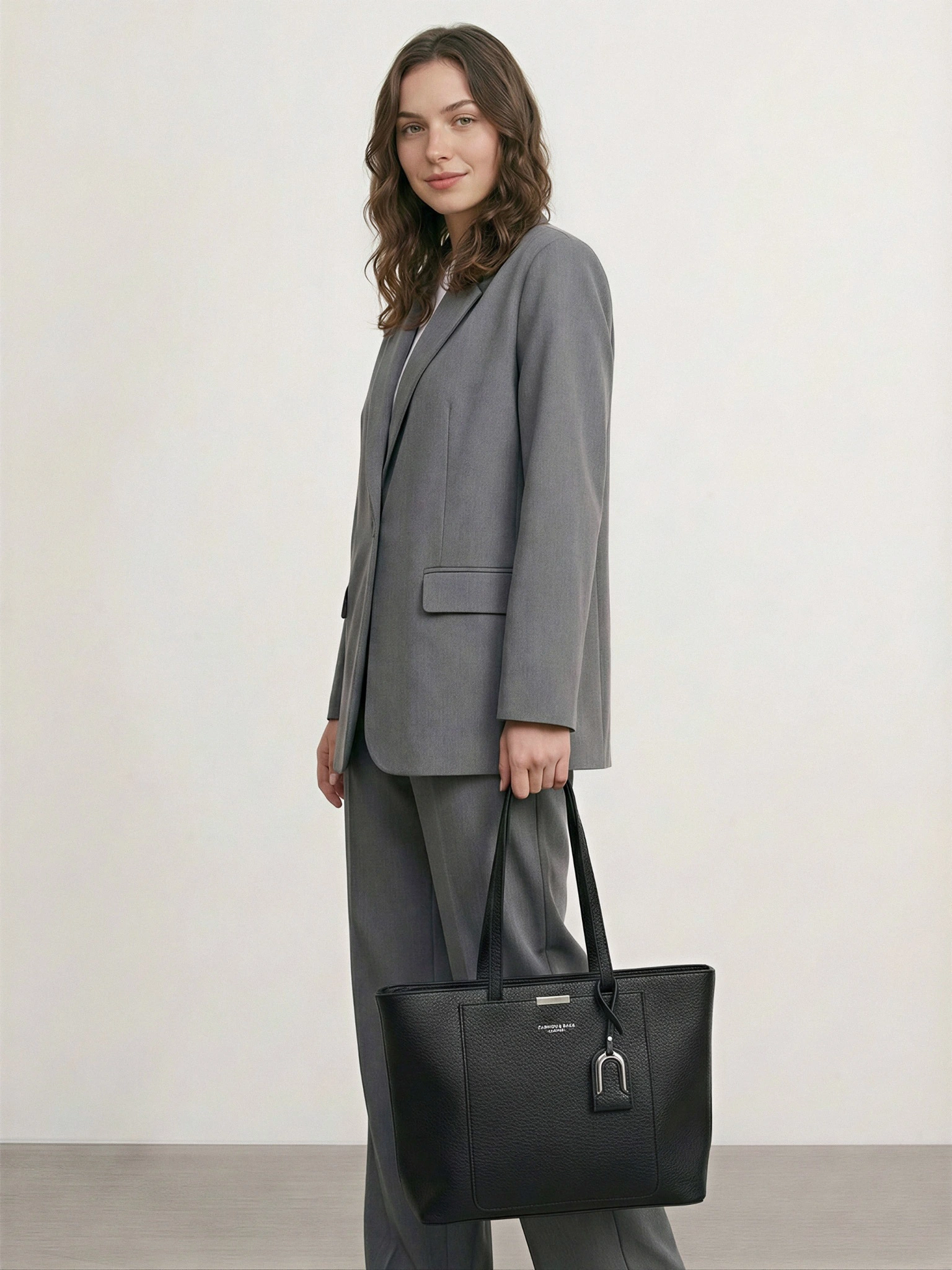 Сумка-тоут с декоративным брелком в ассортименте